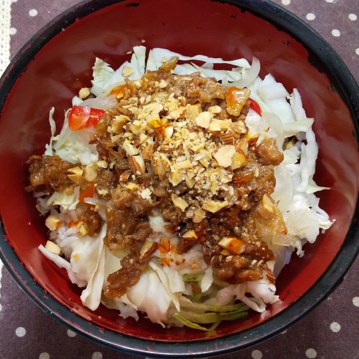 豚肉玉ねぎとアーモンドの丼